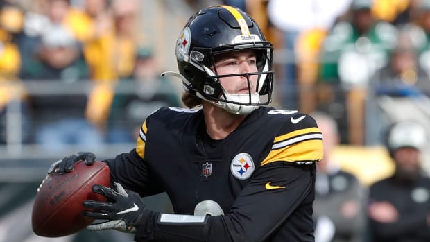 Pittsburgh Steelers quarterback Kenny Pickett (8) passes the ball against the New York Jets during the fourth quarter at Acrisure Stadium.